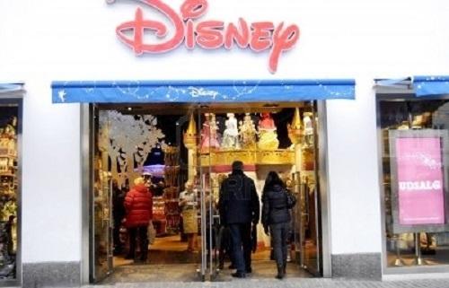 O tak, tak. Disney ma własny sklep, wypełniony po brzegi zabawkami i gadżetami ze znanych bajek. Raj dla dzieci. Dla dorosłych już nie, bo to nie są chińskie podróbki, tylko chińskie wyroby oryginalnie sygnowane przez Disney. Uzbroić się należy w kwoty trzycyfrowe.